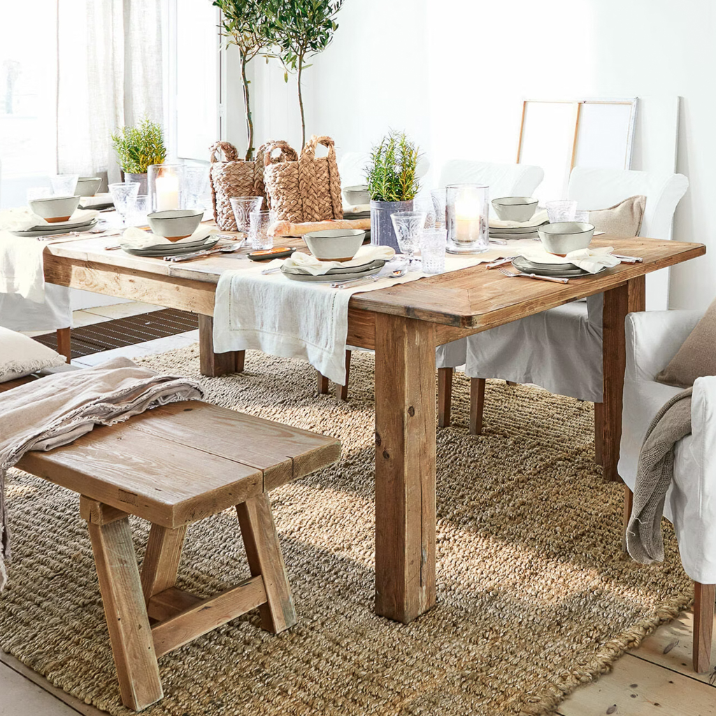 salle à manger de maison de campagne avec table de repas en bois massif
