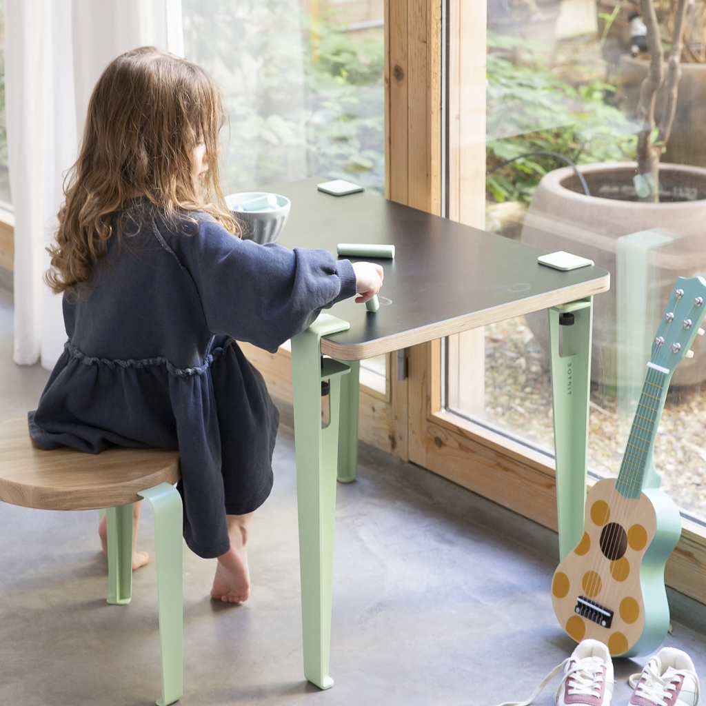 table enfant tableau noir