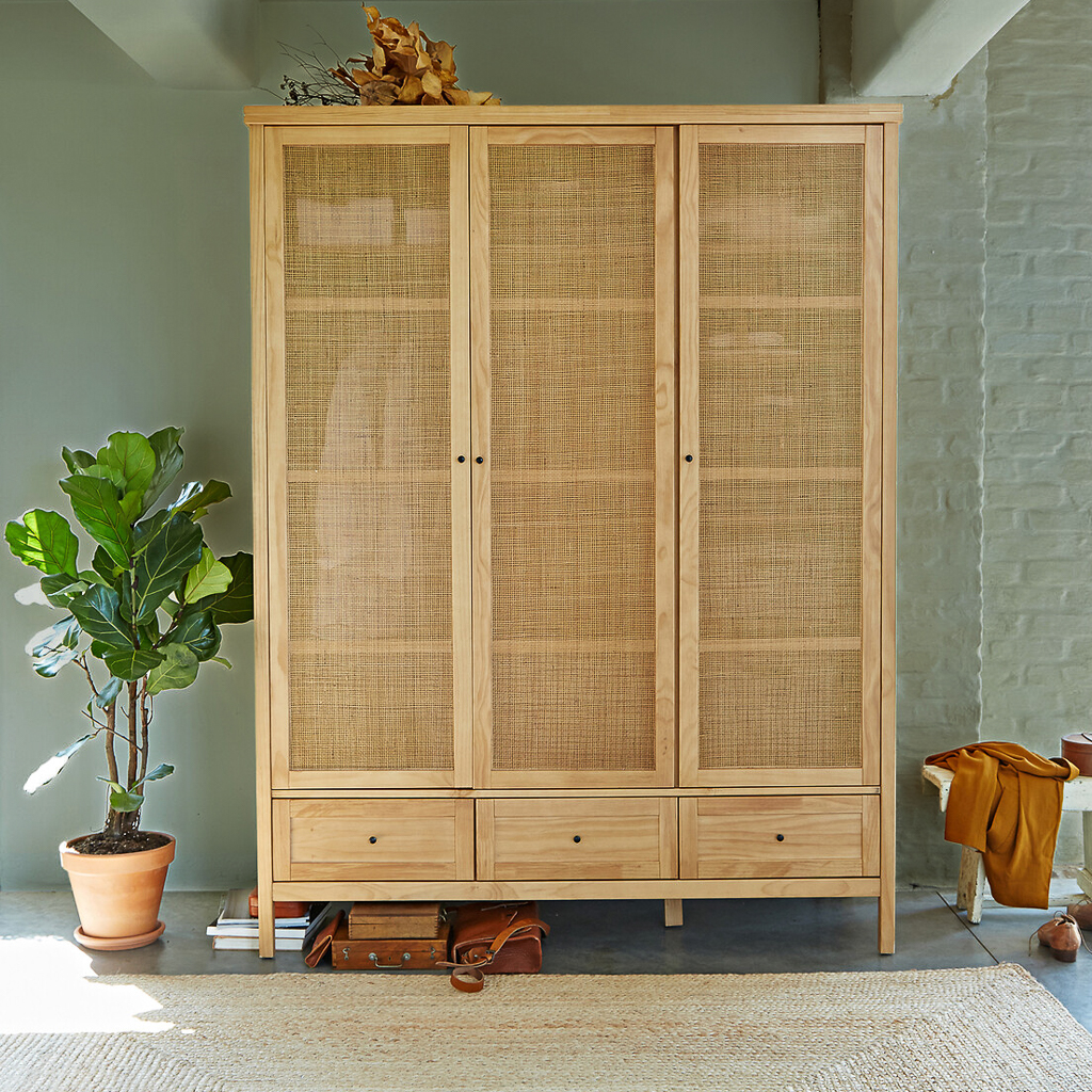 armoire en bois massif et cannage
