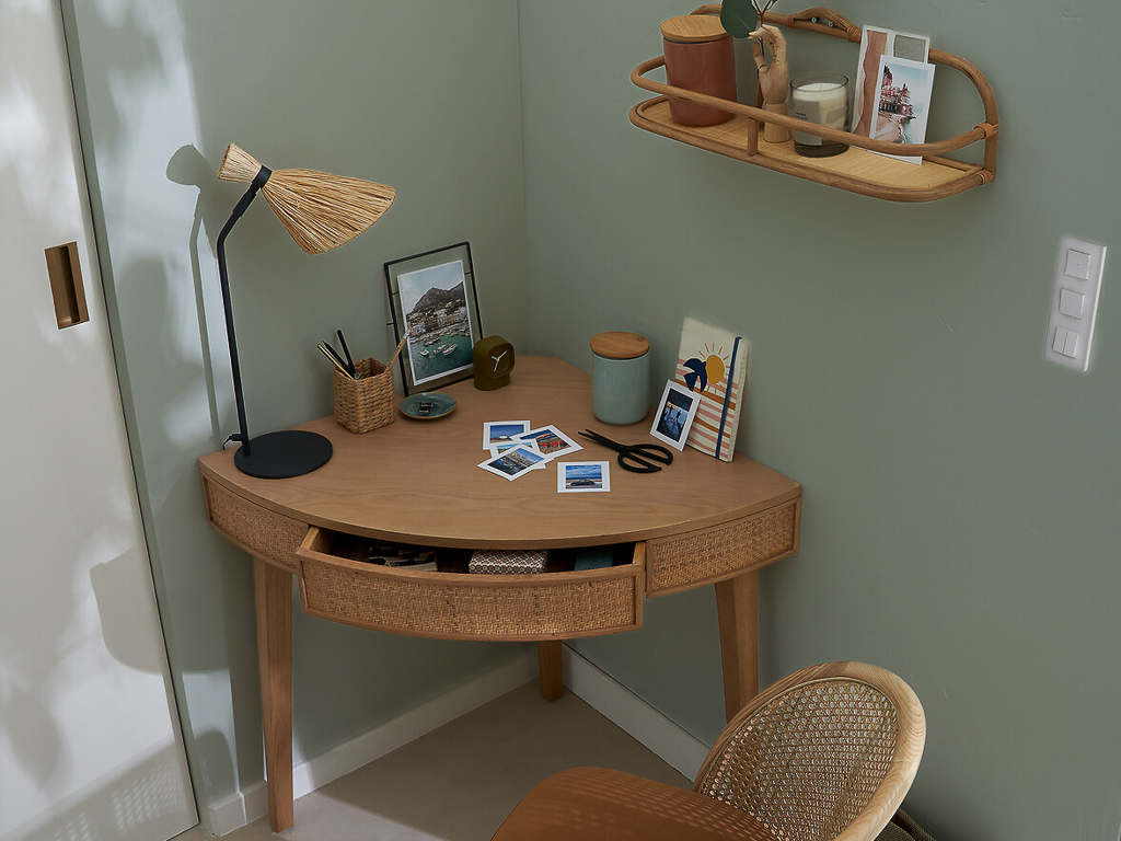 bureau d'angle en bois et cannage