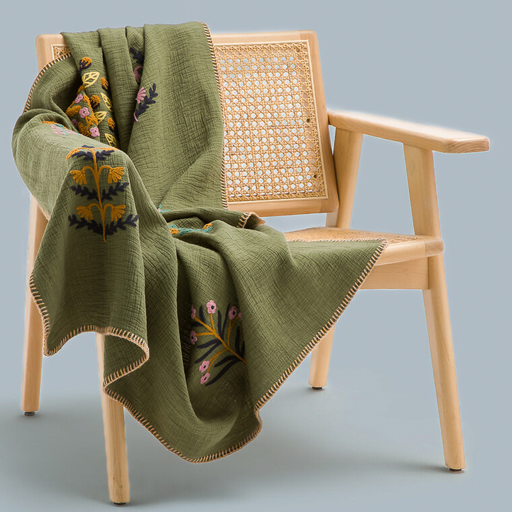 plaid en gaze de coton brodé de fleurs