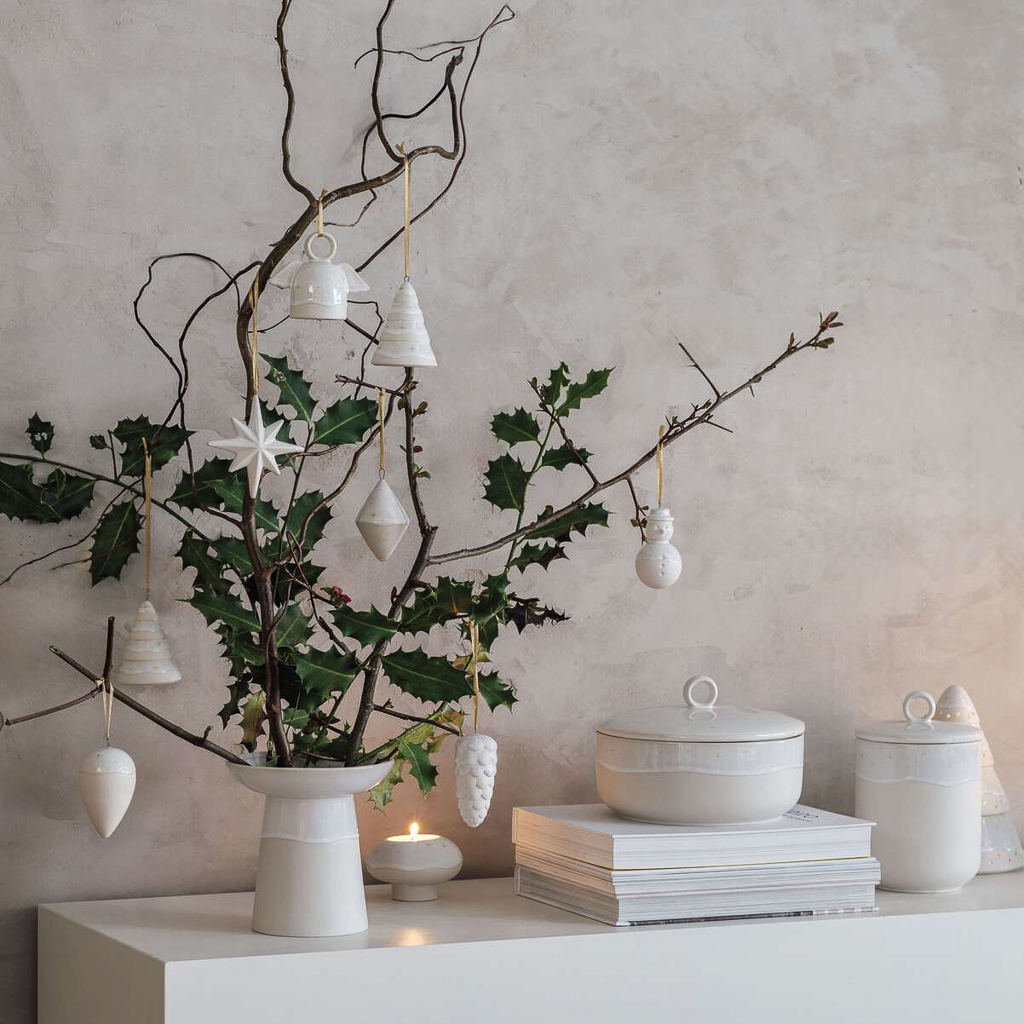 déco de noël en céramique blanche