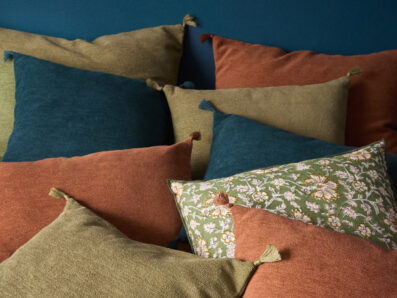 décoration intérieur caramel, vert olive et bleu paon