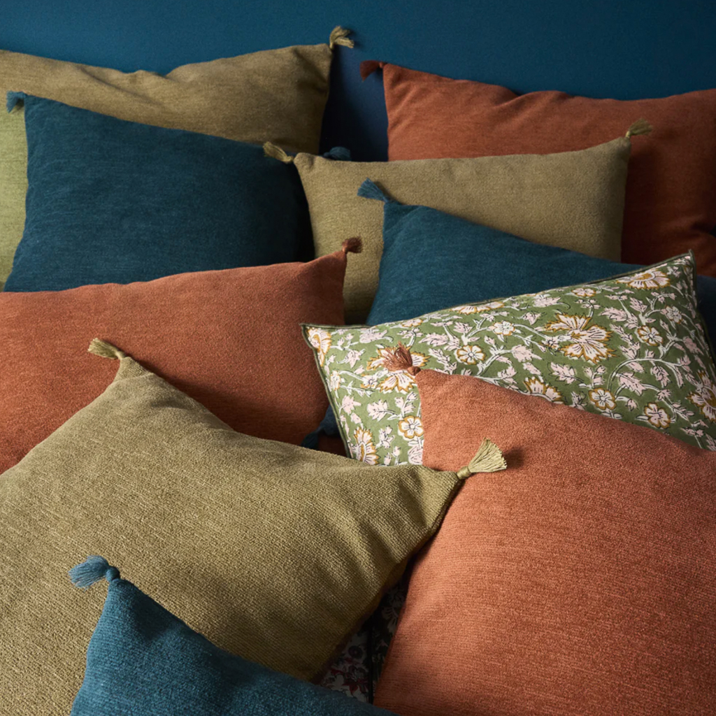 décoration intérieur caramel, vert olive et bleu paon