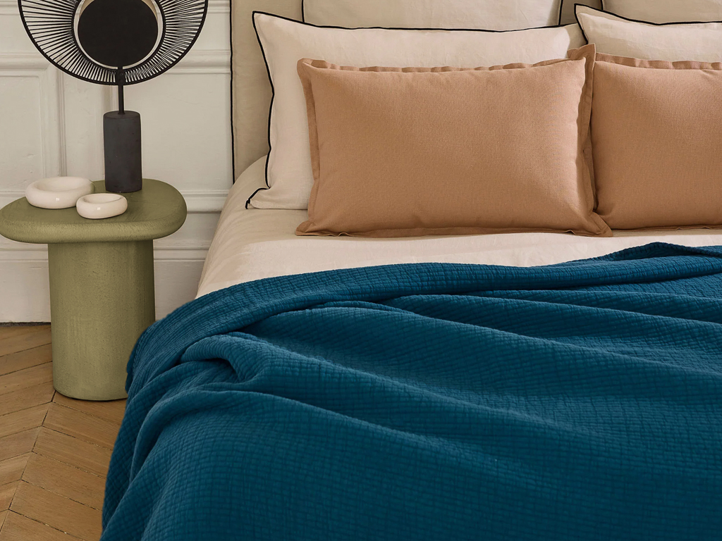 décoration intérieur caramel, vert olive et bleu paon