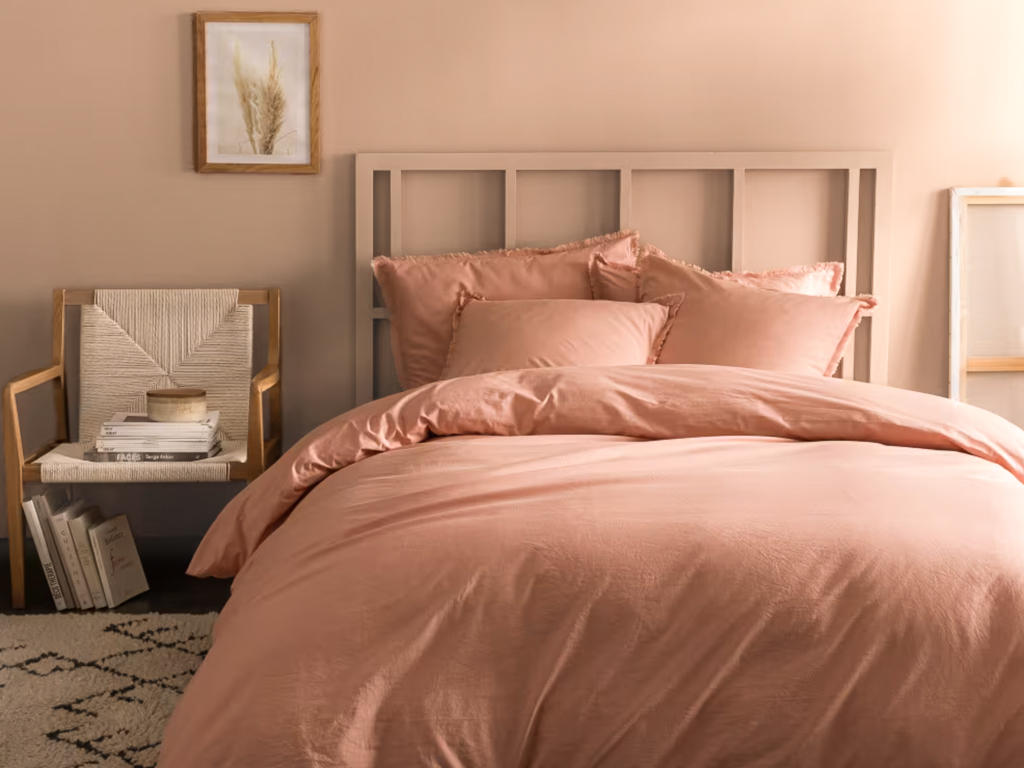 chambre rose beige et bois clair