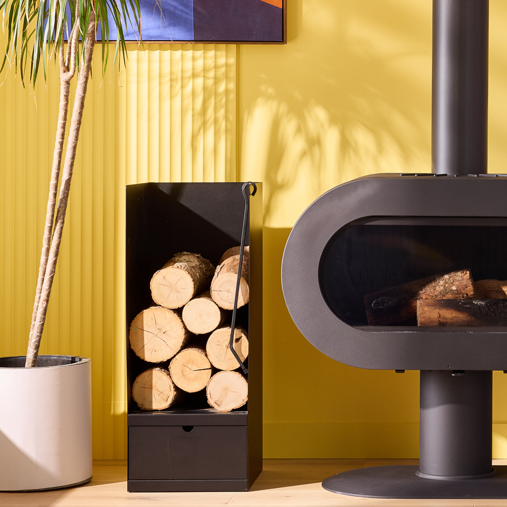 poêle à bois design et range bûches