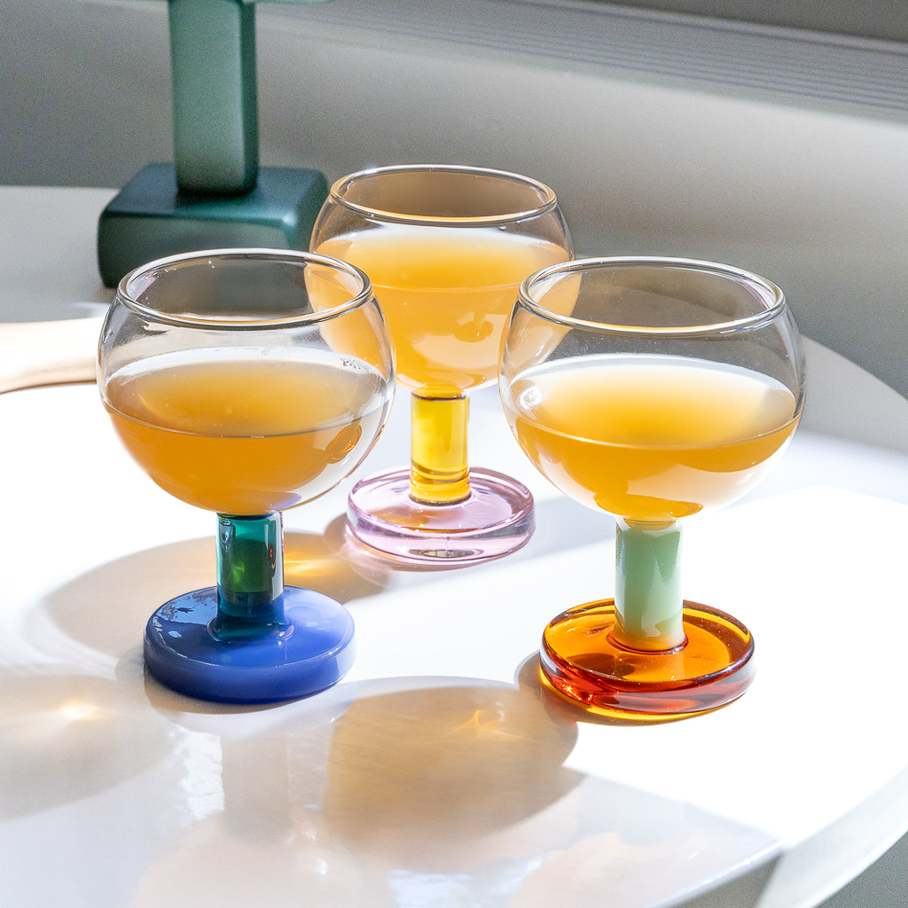 verres à vin multicolores