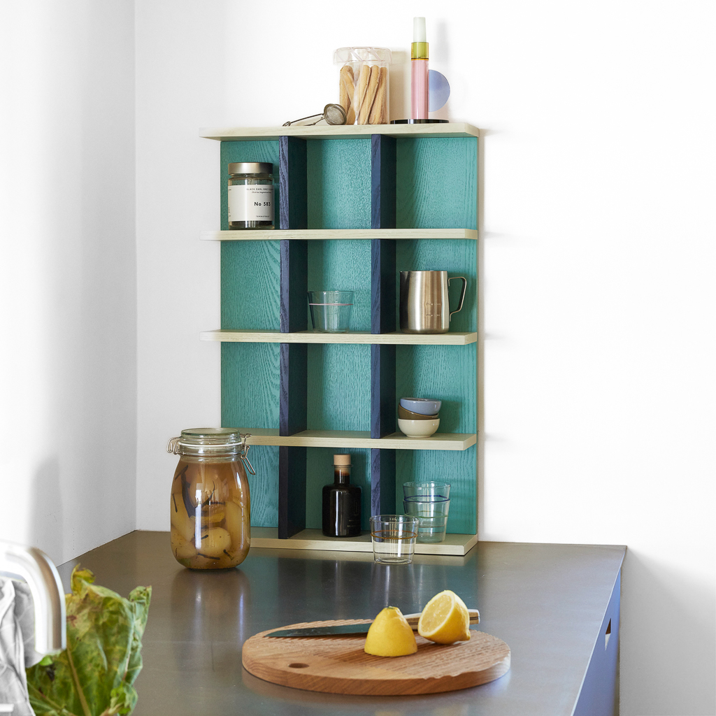 étagère de cuisine multicolore