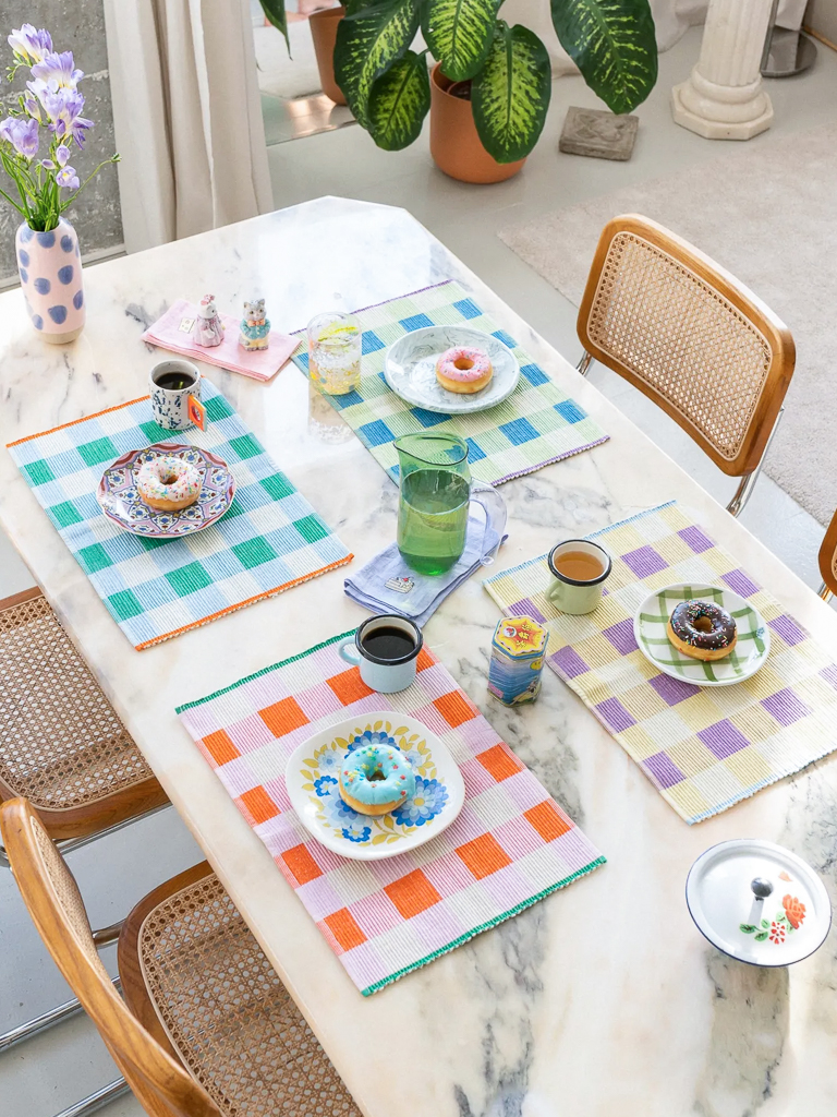 sets de table à carreaux multicolores
