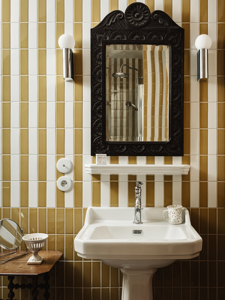 carrelage à rayures verticales salle de bain