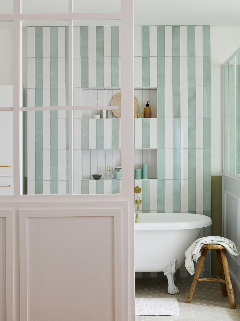 carrelage à rayures verticales salle de bain