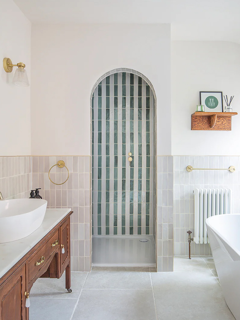 carrelage à rayures verticales douche