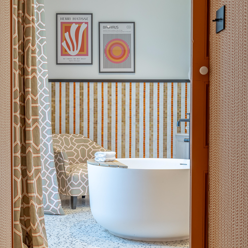 carrelage à rayures verticales salle de bain