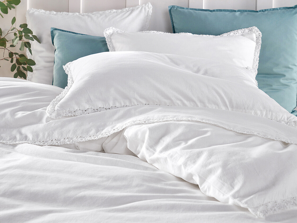 linge de lit blanc détail dentelle