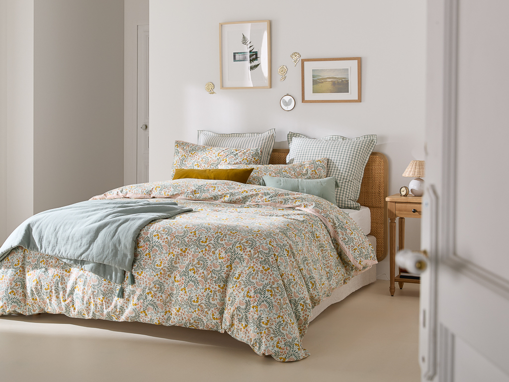 housse de couette motif fleuri sur fond blanc