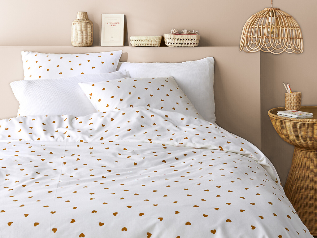 housse de couette motif cœur sur fond blanc