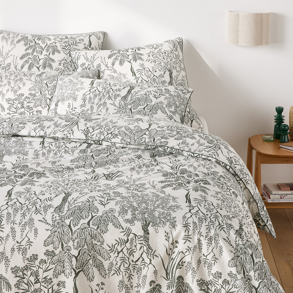 linge de lit motif vert sur fond blanc