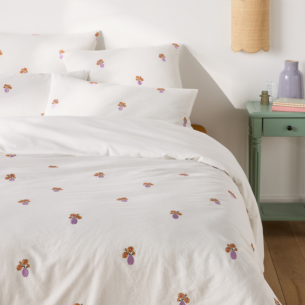 linge de lit motif fleur sur fond blanc