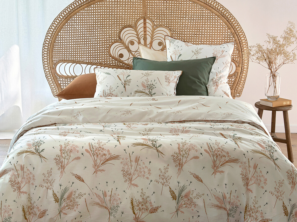 linge de lit motif végétal pastel sur fond blanc