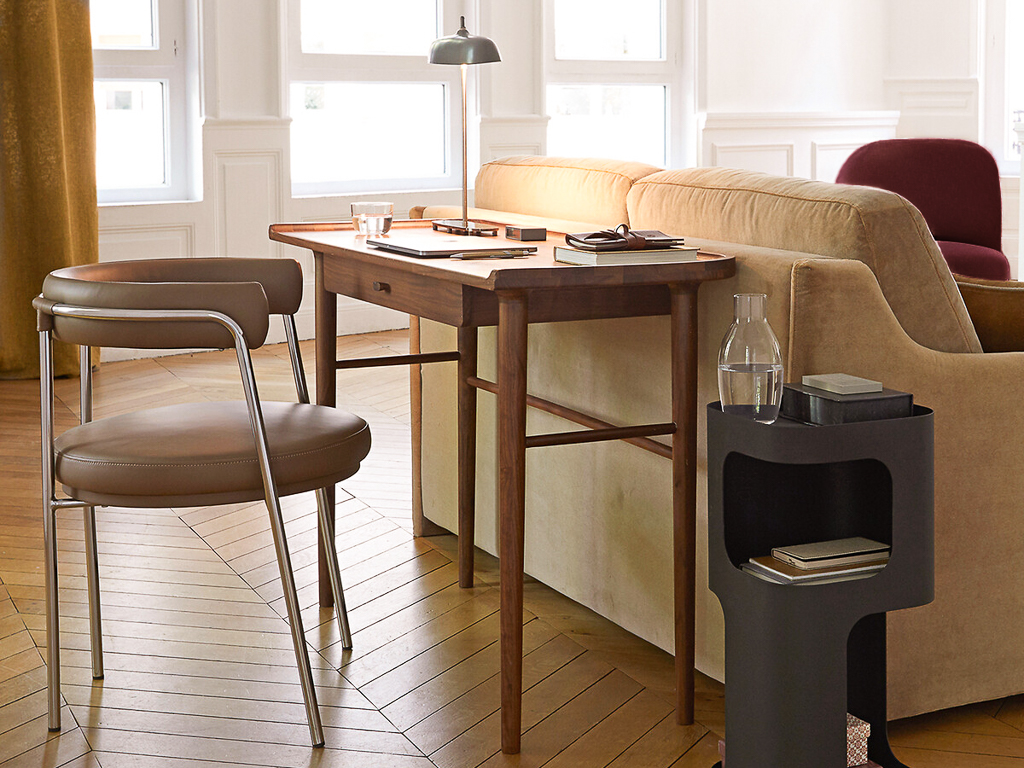 déco rouge, jaune et bois foncé