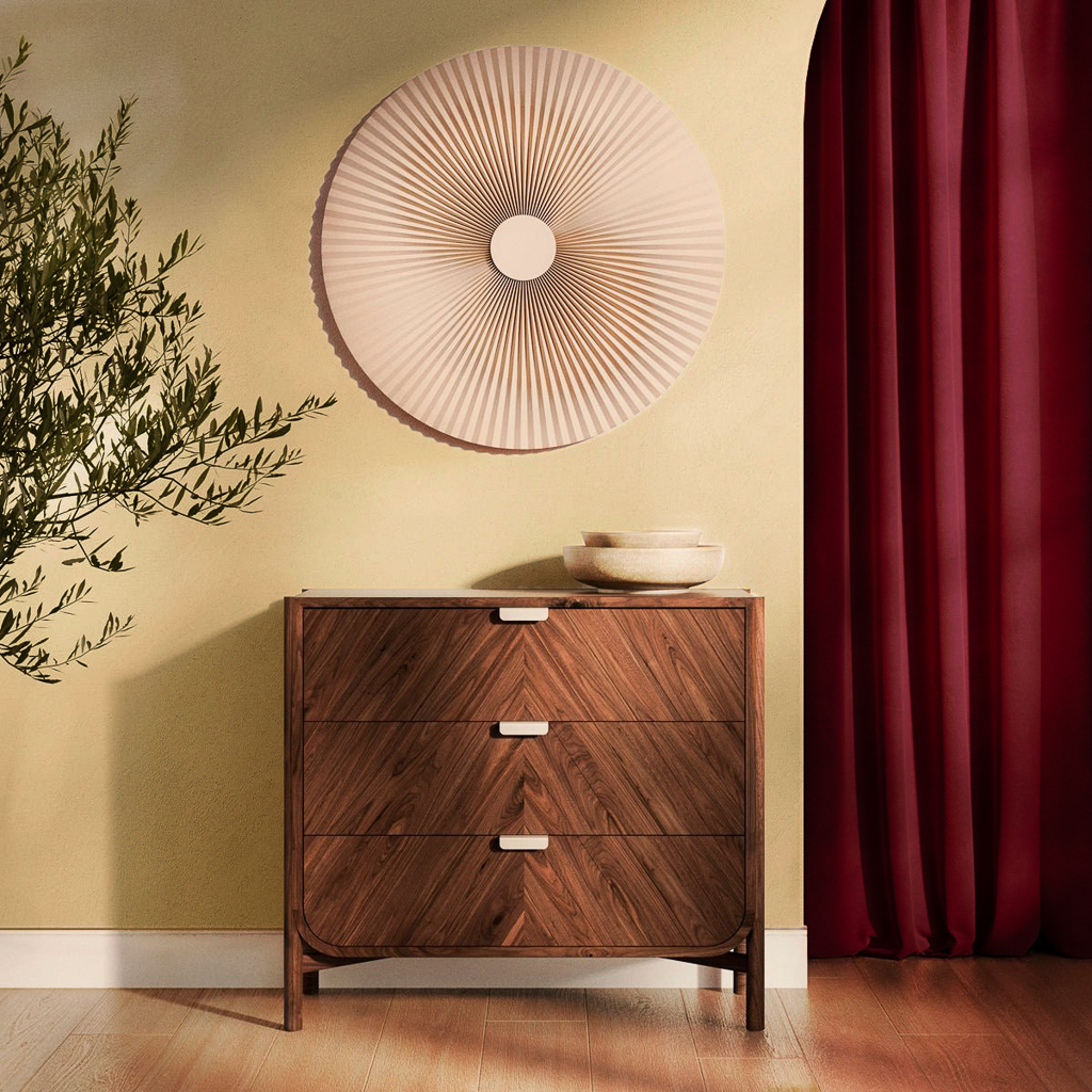 déco rouge, jaune et bois foncé