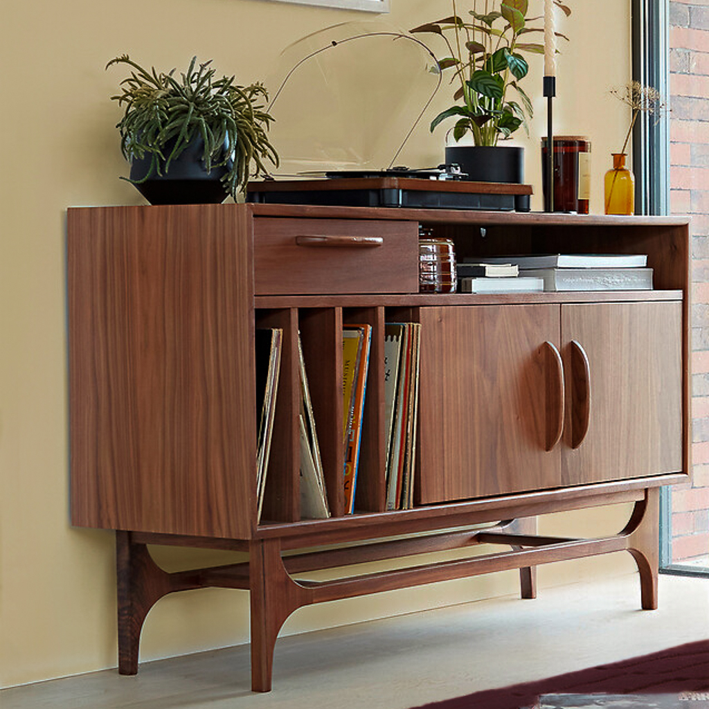 déco rouge, jaune et bois foncé