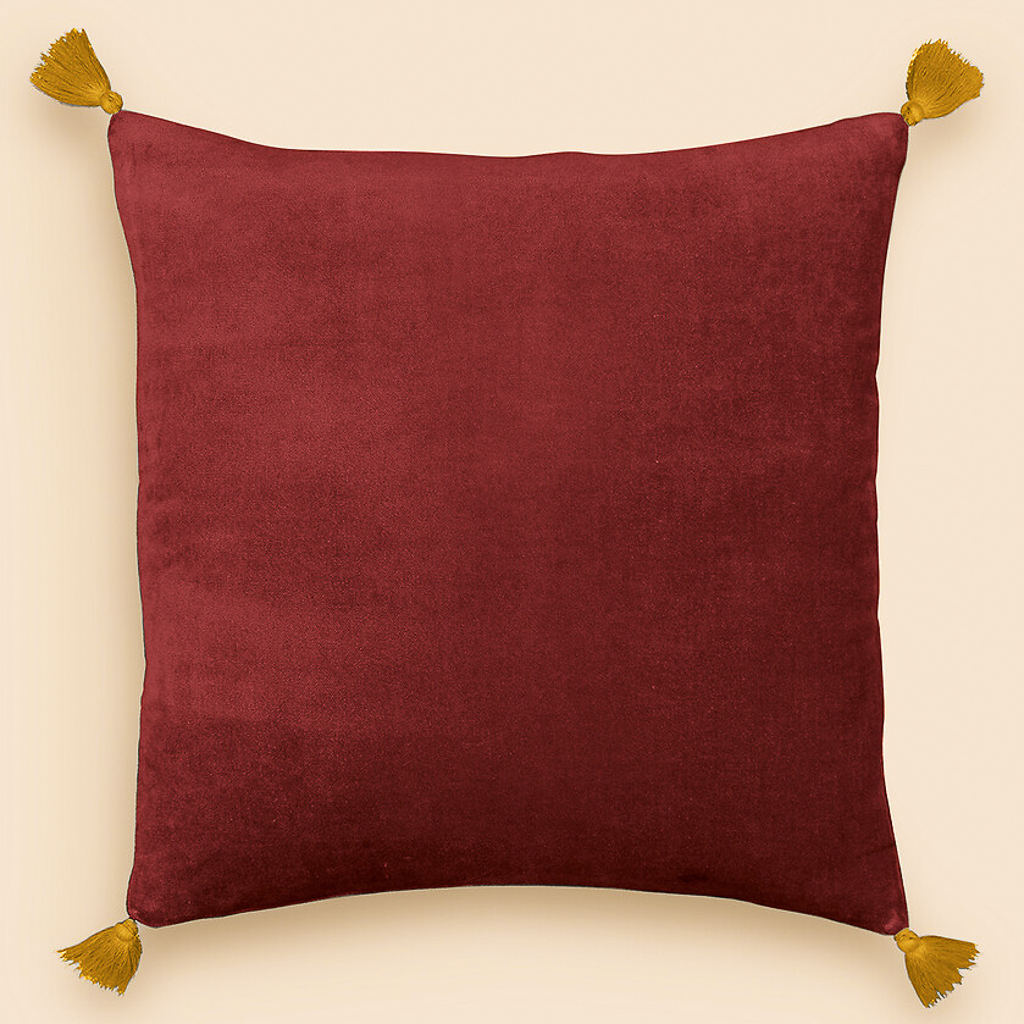 déco rouge, jaune et bois foncé