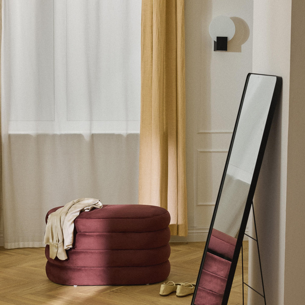 déco rouge, jaune et bois foncé