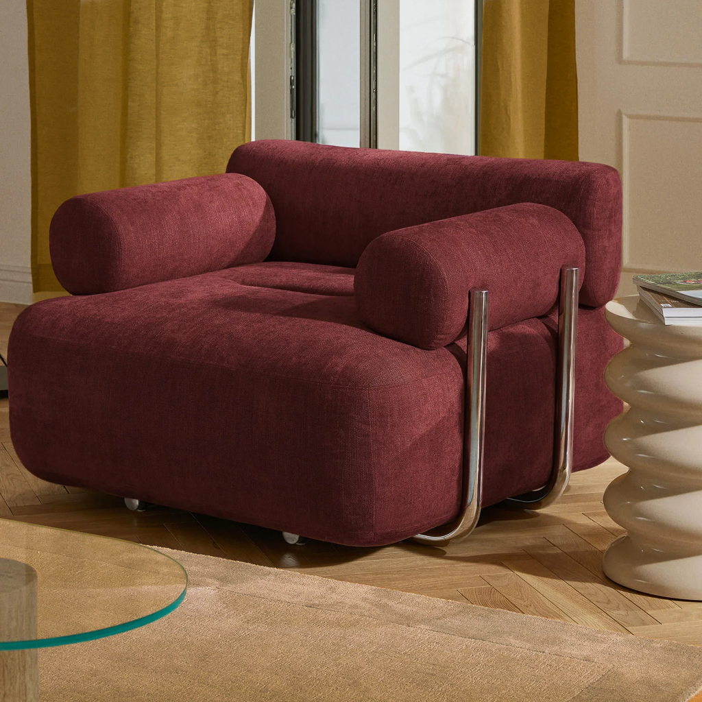 déco rouge, jaune et bois foncé