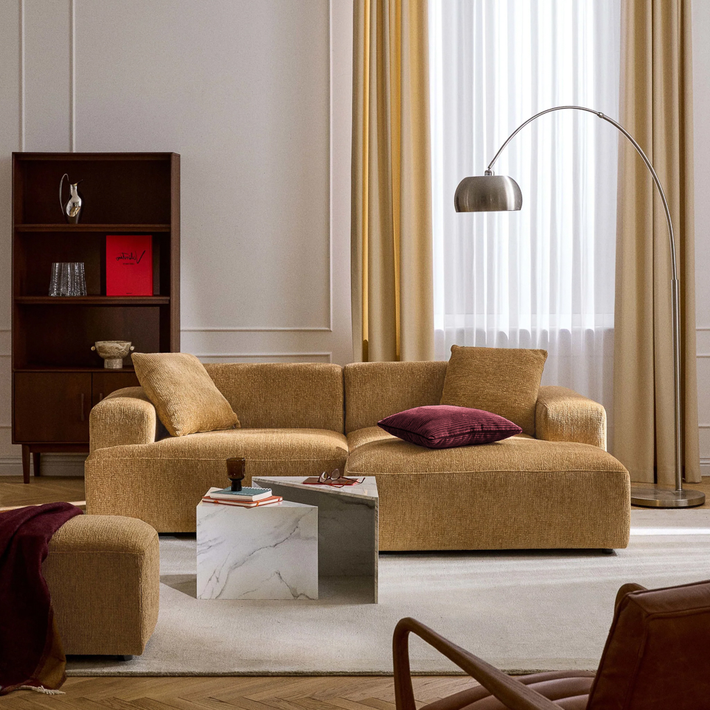 déco rouge, jaune et bois foncé