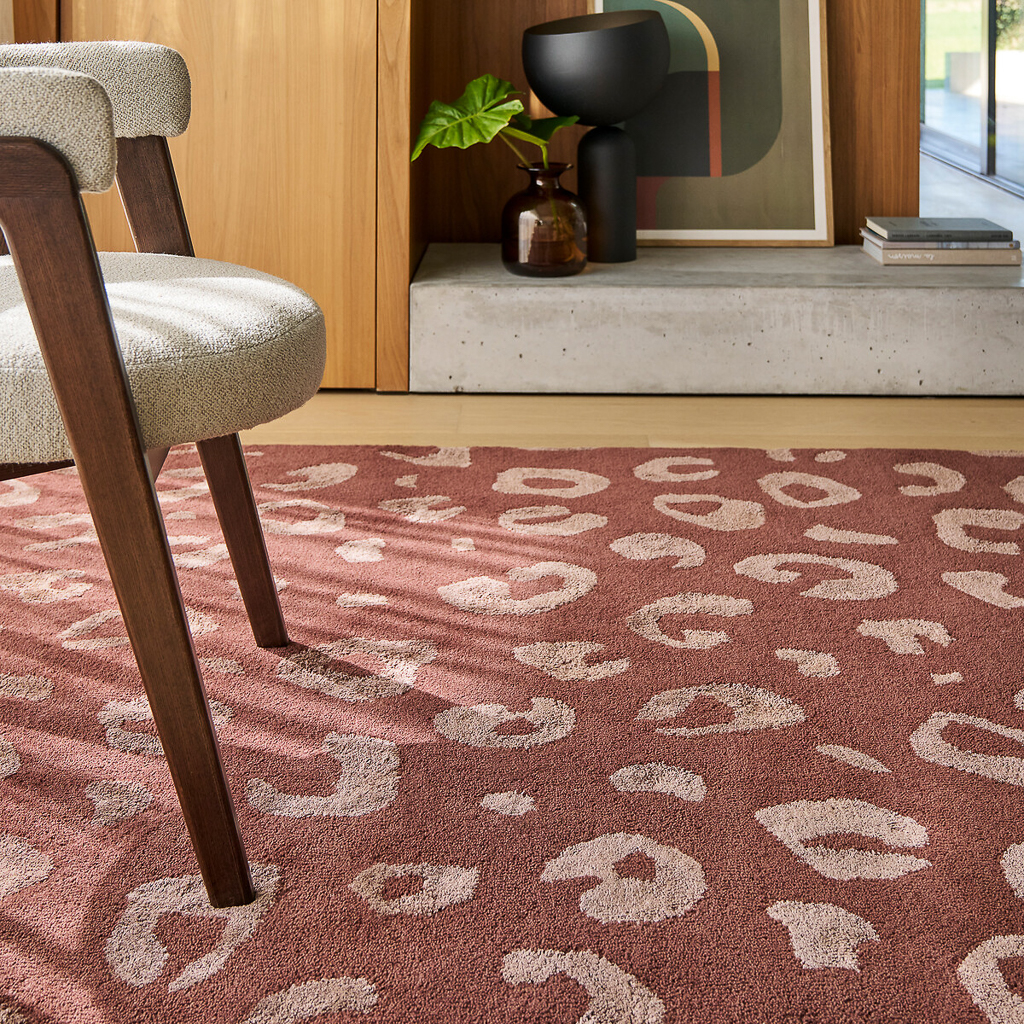 déco rouge, jaune et bois foncé