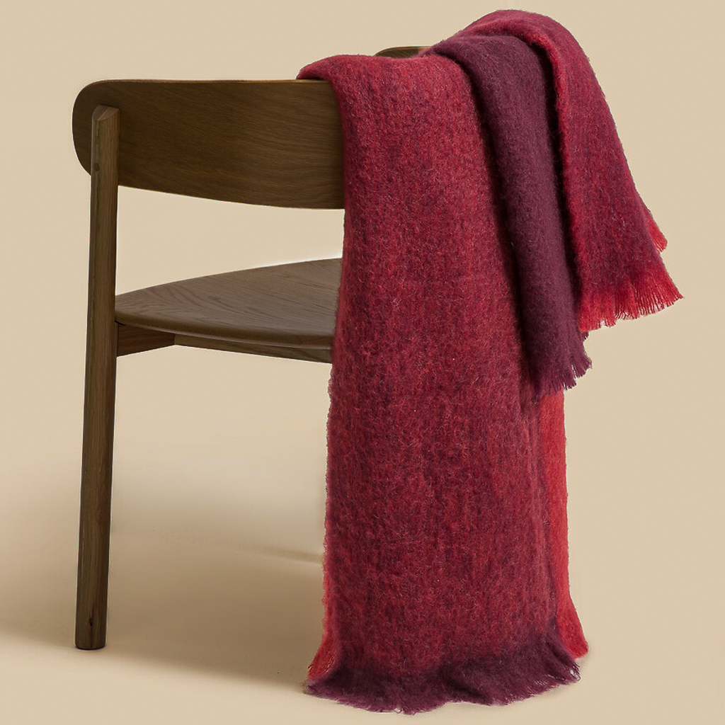 déco rouge, jaune et bois foncé