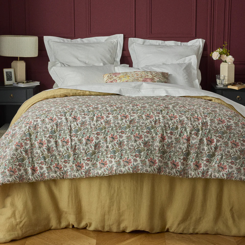 déco rouge, jaune et bois foncé