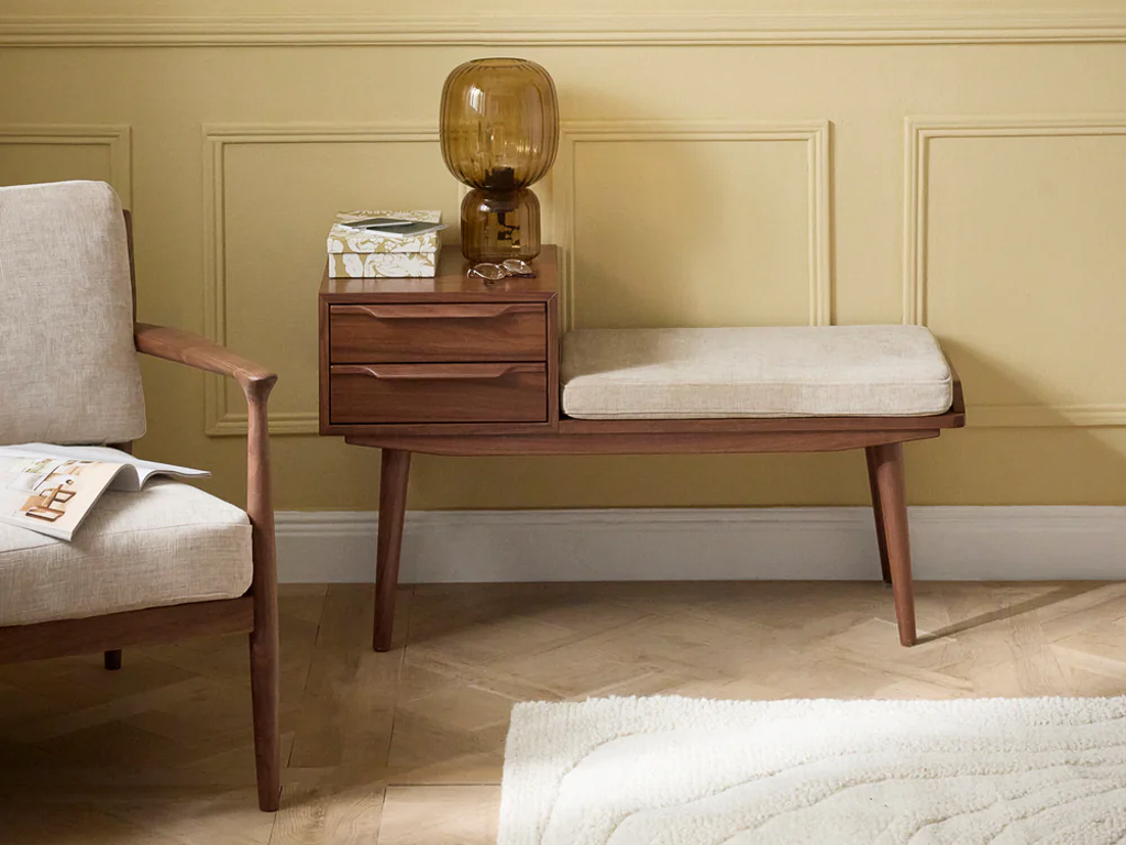 déco rouge, jaune et bois foncé