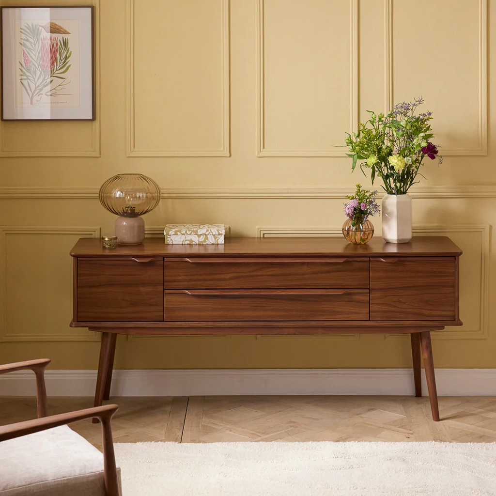 déco rouge, jaune et bois foncé