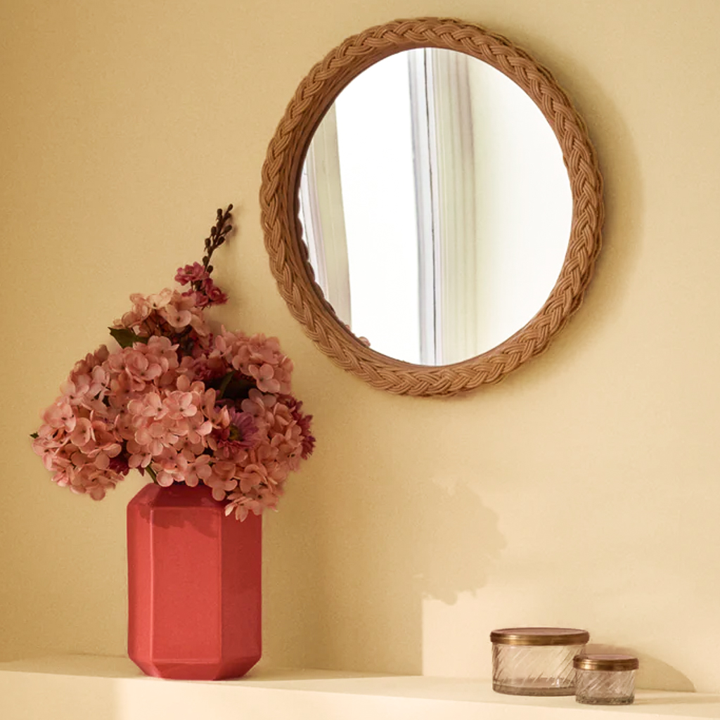 déco rouge, jaune et bois foncé