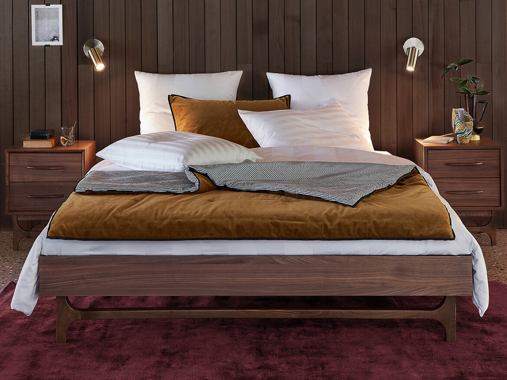 déco rouge, jaune et bois foncé