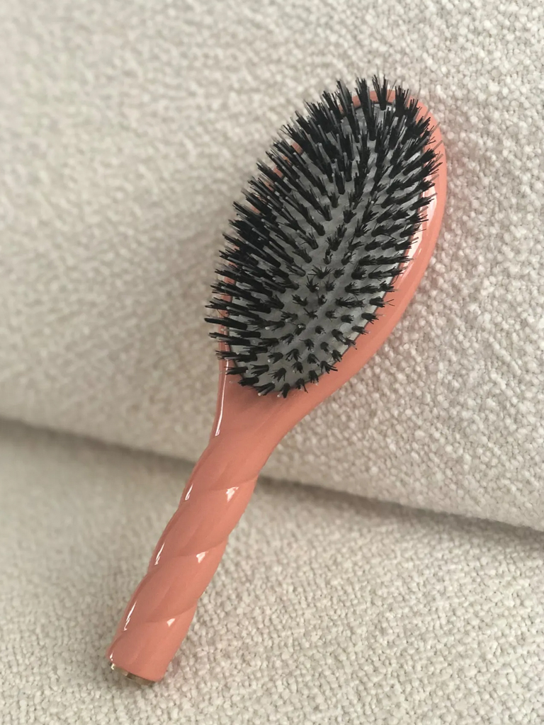 brosse à cheveux rose