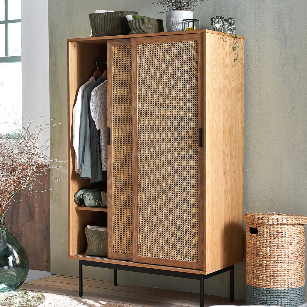 armoire en bois et cannage